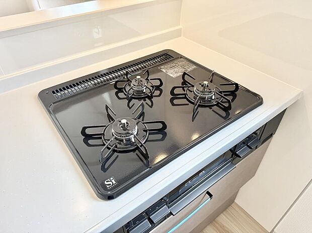 【3口ガスコンロ】■一度に多くの料理ができ便利で効率的