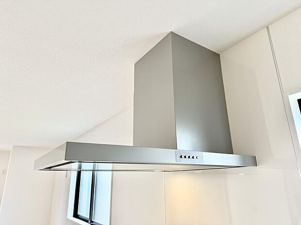 【レンジフード】■調理時の蒸気や匂いが換気扇に誘導され、効率的に排煙ができます。