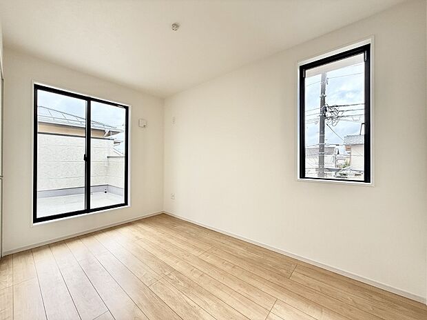 【寝室】■窓の配置や通気性の良い設計で部屋の空気がこもらず、常に新鮮な空気が流れます