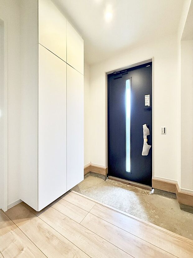 【玄関】■ 家族やゲストをやさしく迎える、心地よい空間