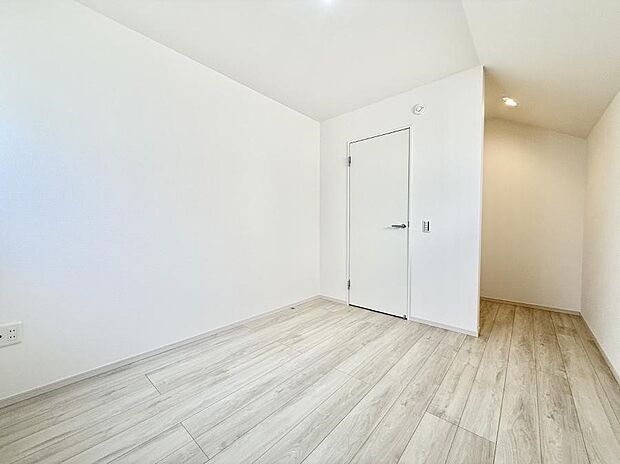 【寝室】■窓の配置や通気性の良い設計で部屋の空気がこもらず、常に新鮮な空気が流れます