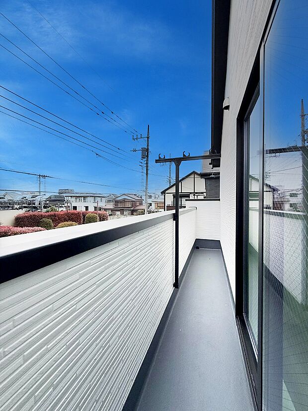 【バルコニー】■ 季節の移ろいを感じられる開放的な空間です