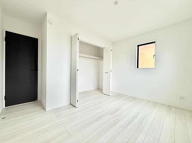 【リビング以外の居室】■落ち着いた色合いのお部屋で穏やかな時間を楽しめます