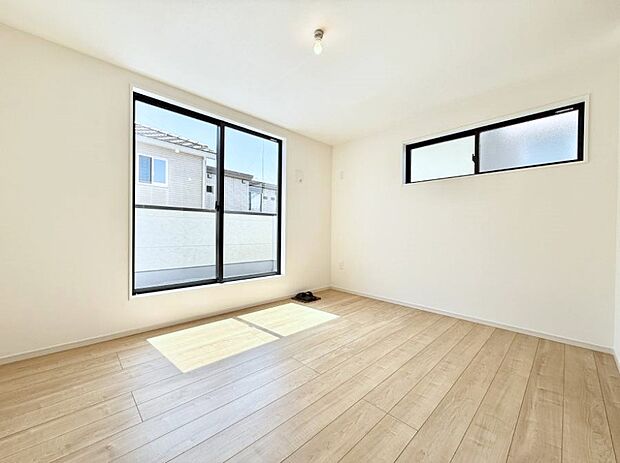 【リビング以外の居室】■落ち着いた色合いのお部屋で穏やかな時間を楽しめます