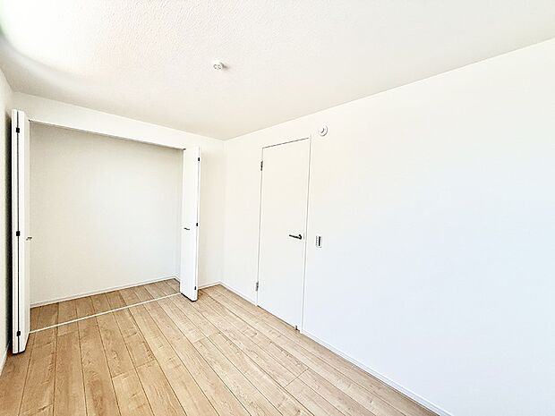 【リビング以外の居室】■落ち着いた色合いのお部屋で穏やかな時間を楽しめます