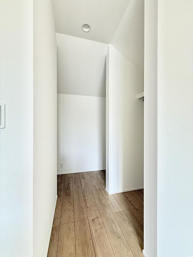 【収納】■季節の洋服も、思い出の小物もすっきり収納できるウォークインクローゼット付  