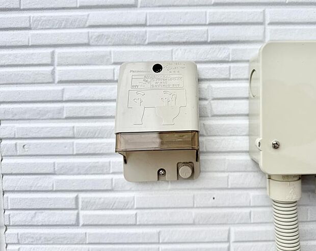 【屋外コンセント】■屋外に電源コンセントがあれば、高圧洗浄機で窓や外壁を掃除するなど便利です。