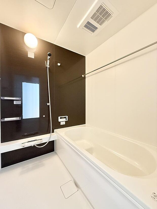 【浴室】■浴室乾燥機付きのお風呂は雨の日の洗濯物の強い味方です  