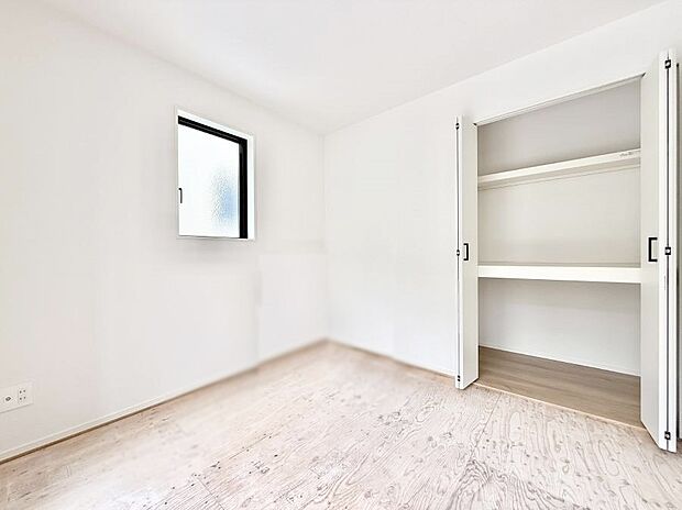 【リビング以外の居室】■落ち着いた色合いのお部屋で穏やかな時間を楽しめます
