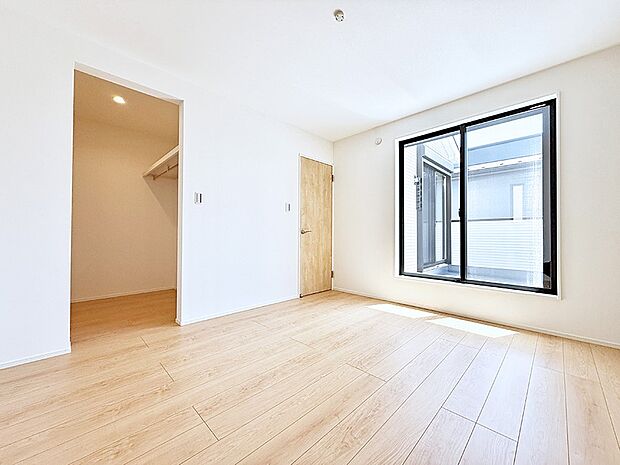 【リビング以外の居室】1号棟 ■落ち着いた色合いのお部屋で穏やかな時間を楽しめます