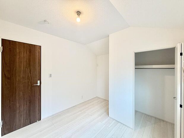 【リビング以外の居室】■清潔感あふれるお部屋で毎日を快適に過ごせます