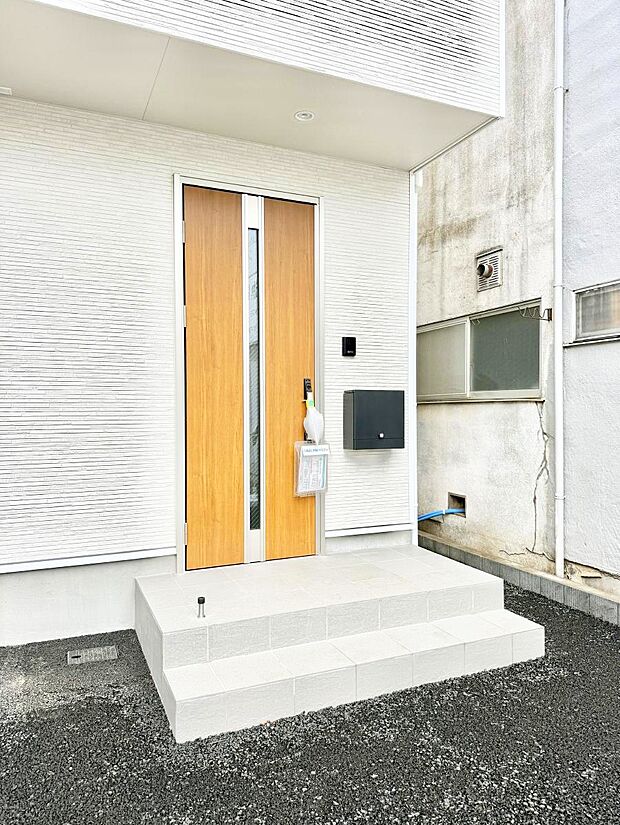 【玄関】1号棟 ■ 帰るたびにホッとする、安心感のある佇まい