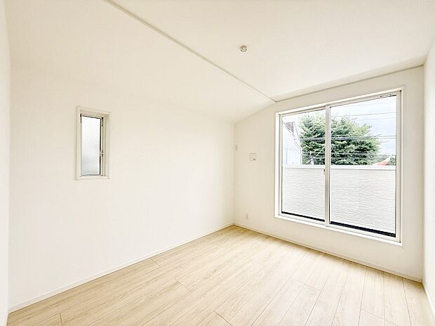 【リビング以外の居室】1号棟 ■落ち着いた色合いのお部屋で穏やかな時間を楽しめます