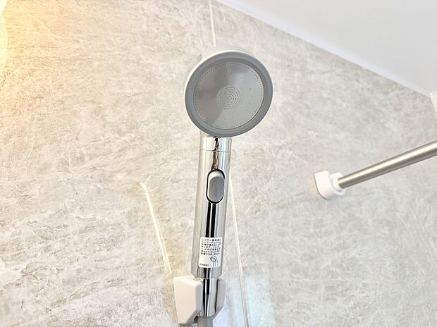 【ハンドシャワー付洗面台】■細かい部分まで洗いやすく便利なハンドシャワー付き