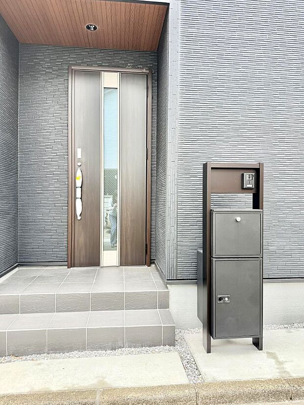 【玄関】1号棟  ■ ここから始まる、笑顔あふれる毎日