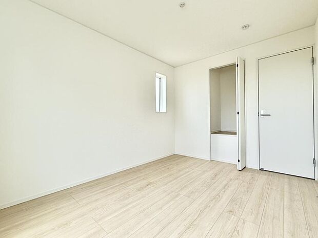 【リビング以外の居室】1号棟  ■清潔感あふれるお部屋で毎日を快適に過ごせます