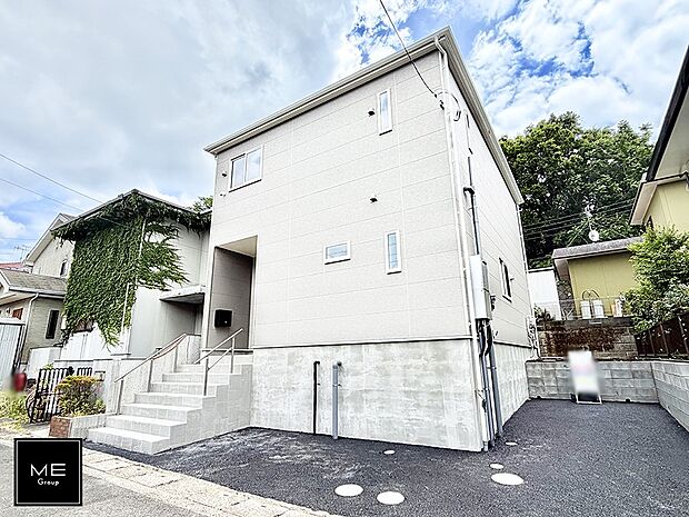 【現地外観写真】■暮らしを彩る充実した設備仕様が備わった住まい