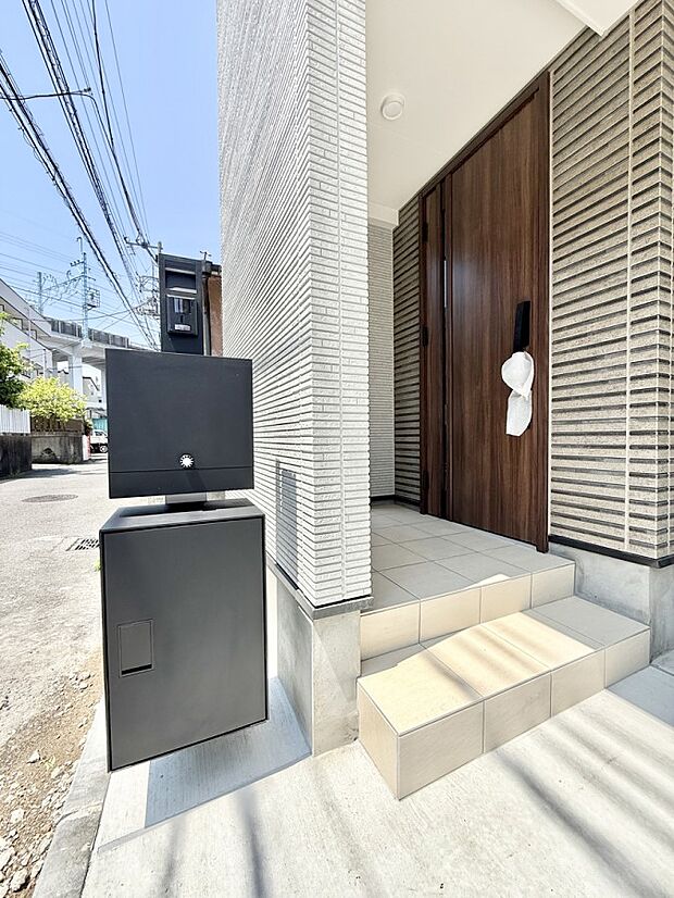 【玄関】1号棟  ■ 心地よい暮らしへとつながる、温かい玄関