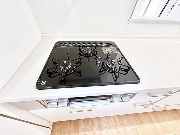 【3口ガスコンロ】■３口コンロのシステムキッチンで料理の手順もスムーズに