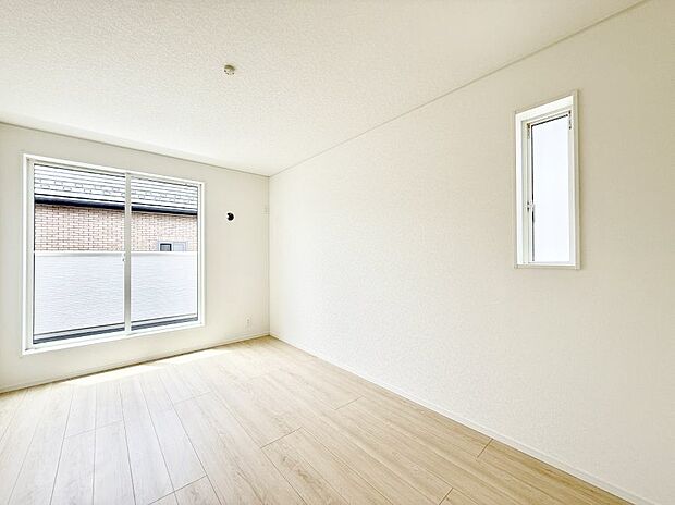 【寝室】2号棟  ■窓の配置や通気性の良い設計で部屋の空気がこもらず、常に新鮮な空気が流れます