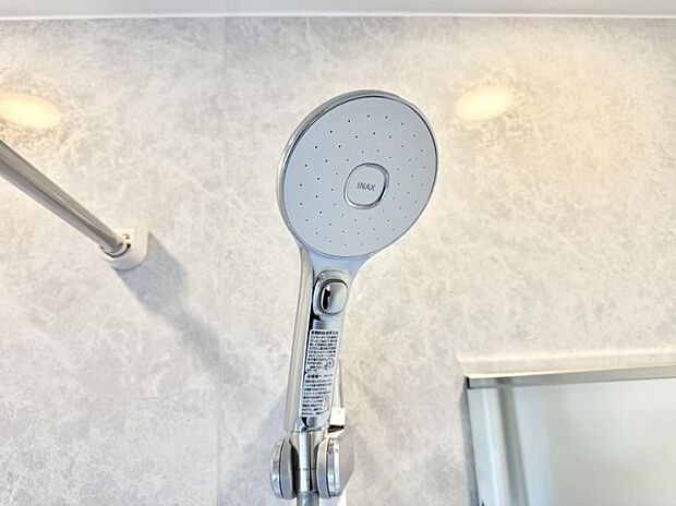【止水シャワーヘッド】■手元で簡単に止水できるため、水の無駄遣いを減らすことができます。