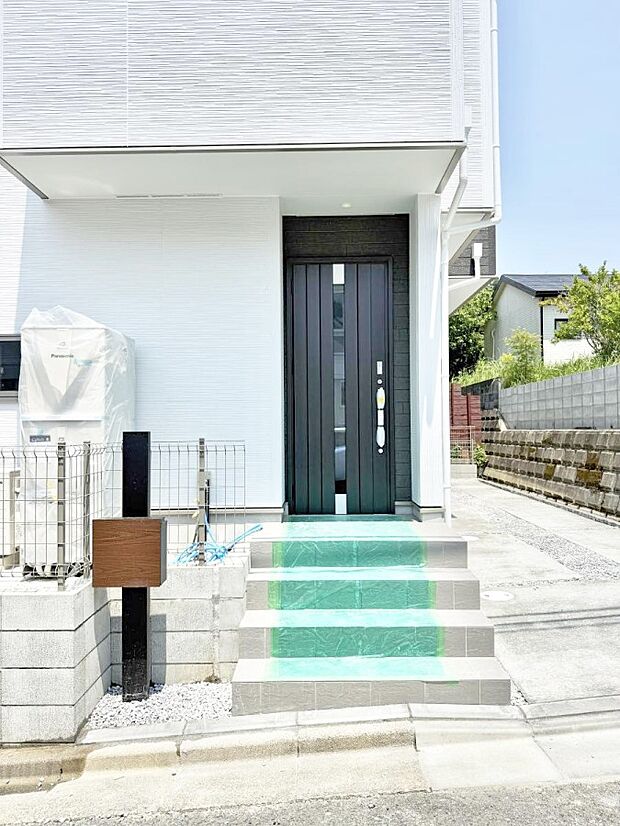 【玄関】1号棟  ■ 帰るたびにホッとする、安心感のある佇まい