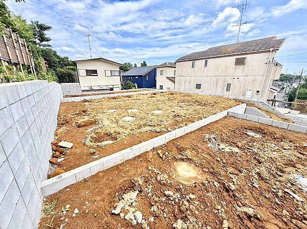 【現地外観写真】2号棟  ■暮らしを彩る充実した設備仕様が備わった住まい