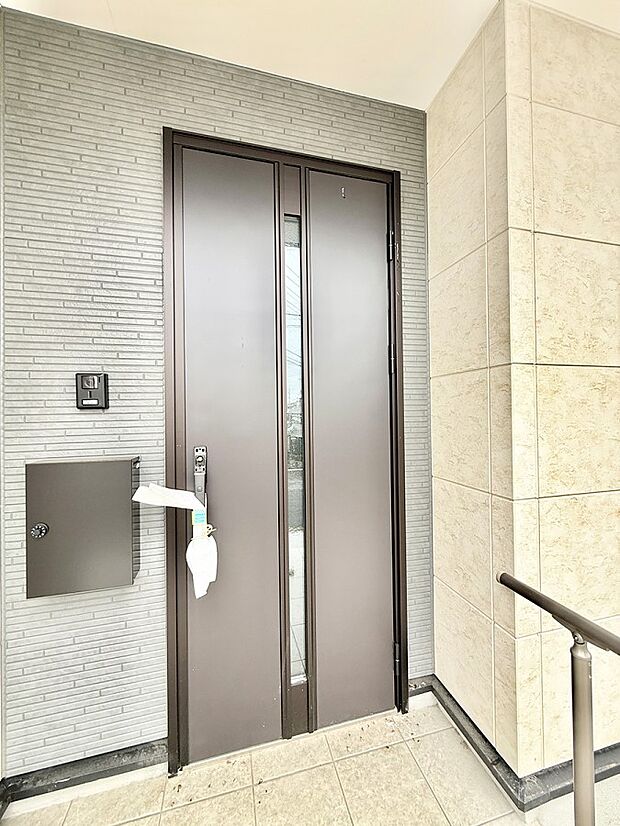 【玄関】1号棟  ■ 帰るたびにホッとする、安心感のある佇まい