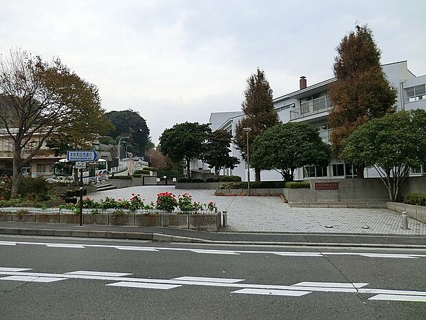 横浜市立本牧中学校（約750m・徒歩10分）