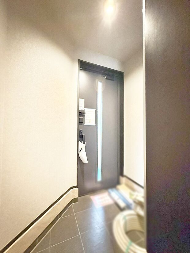 【玄関】B号棟 ■ 家族やゲストをやさしく迎える、心地よい空間