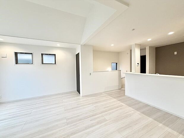 【リビングダイニング】3号棟  ■シンプルだけど贅沢、大切な人と過ごす心がほどける空間