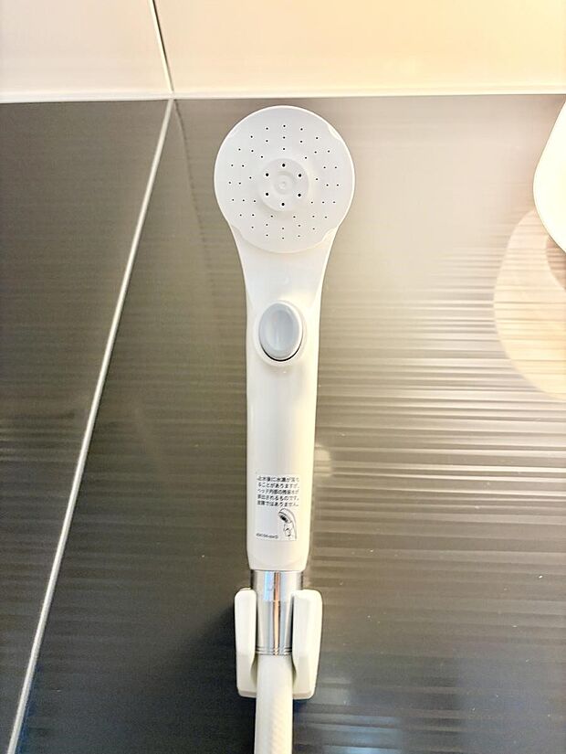 【止水シャワーヘッド】■手元で簡単に止水できるため、水の無駄遣いを減らすことができます。