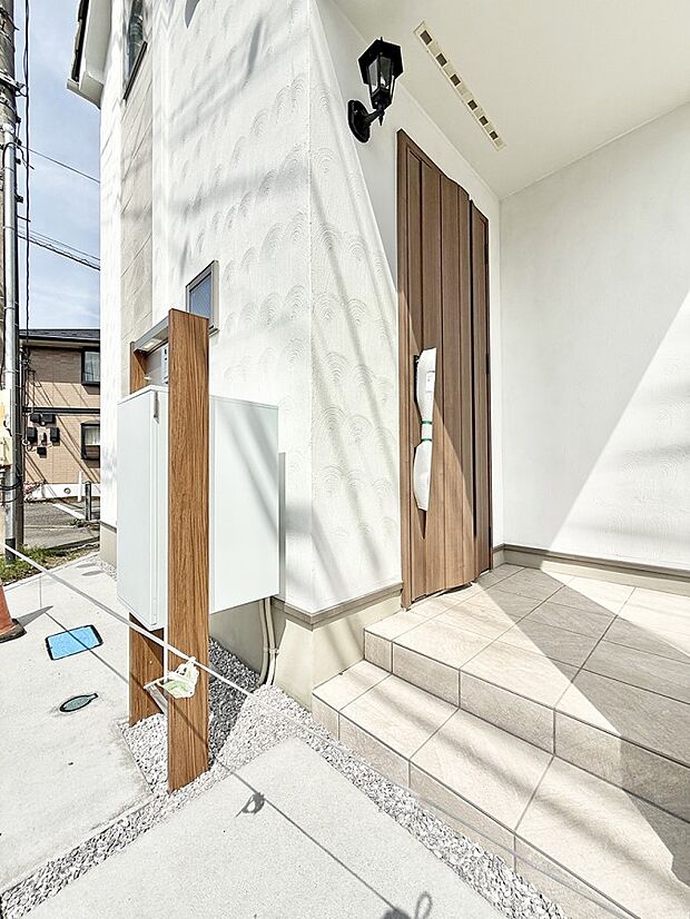 【玄関】■ 心地よい暮らしへとつながる、温かい玄関