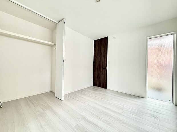 【リビング以外の居室】2号棟  ■落ち着いた色合いのお部屋で穏やかな時間を楽しめます