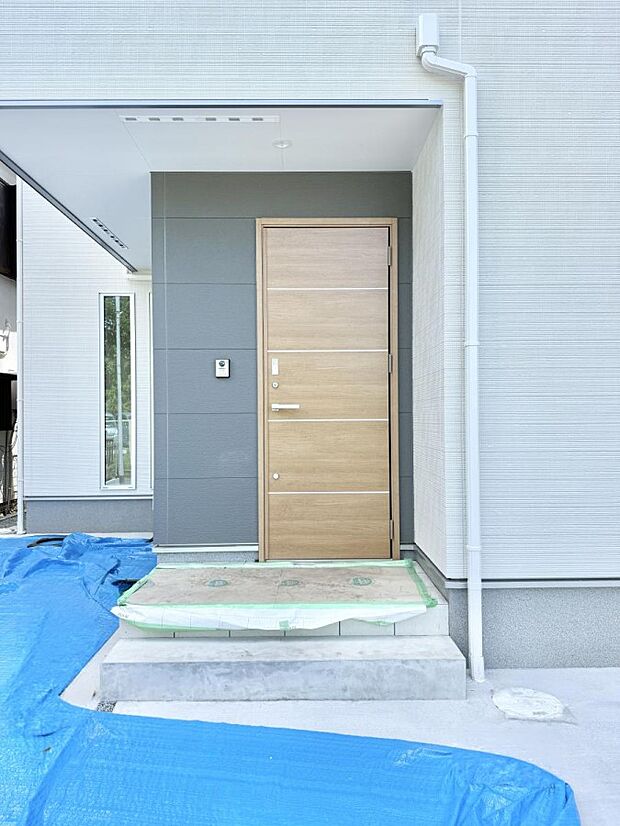 【玄関】1号棟  ■ シンプルで美しく、住まいの第一印象を彩る玄関です