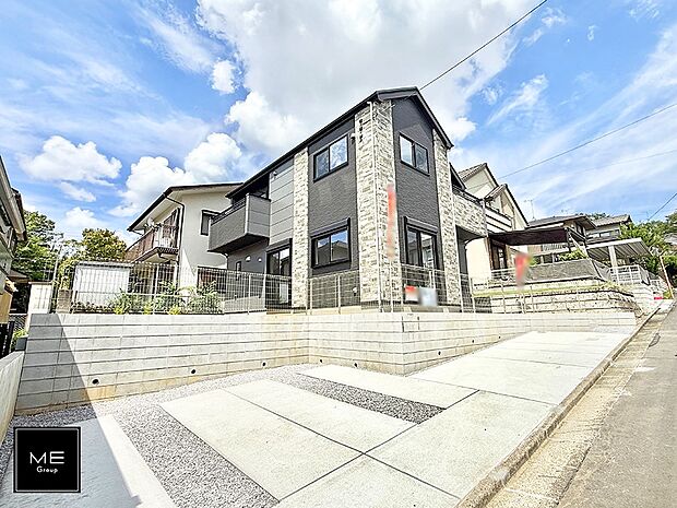 【現地外観写真】■暮らしを彩る充実した設備仕様が備わった住まい