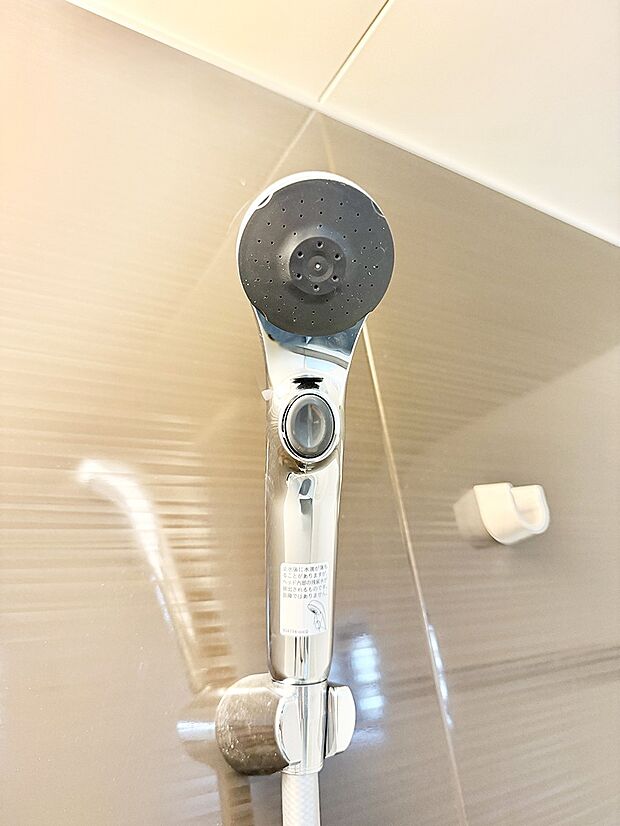 【止水シャワーヘッド】■手元で簡単に止水できるため、水の無駄遣いを減らすことができます。