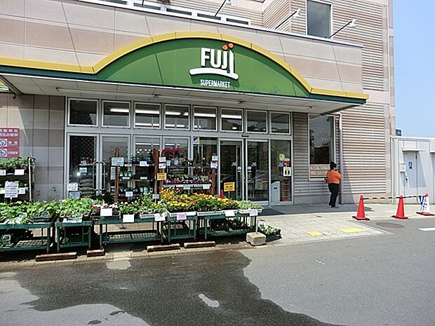 FUJIスーパー戸室店（約700m・徒歩9分）