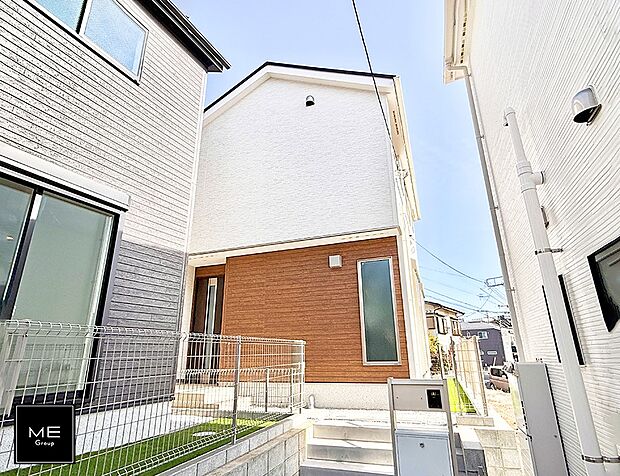 【現地外観写真】2号棟  ■暮らしを彩る充実した設備仕様が備わった住まい