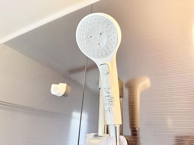 【止水シャワーヘッド】■手元で簡単に止水できるため、水の無駄遣いを減らすことができます。