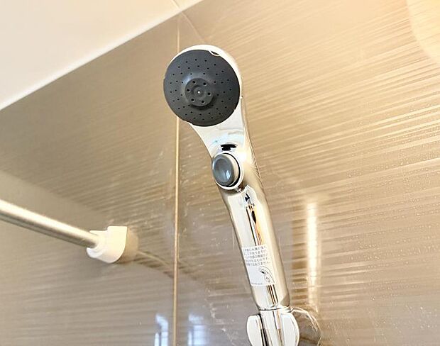 【止水シャワーヘッド】■手元で簡単に止水できるため、水の無駄遣いを減らすことができます。