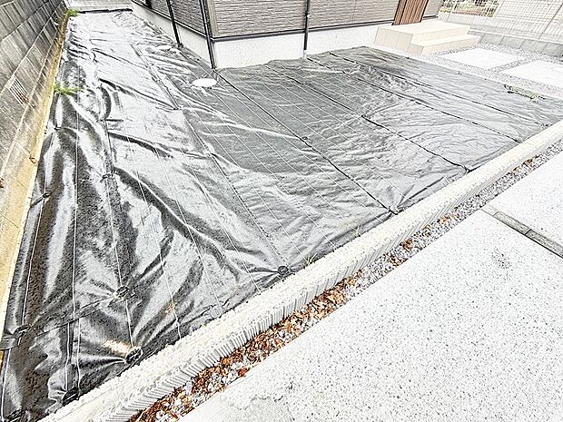 【庭】2号棟  ■季節の移ろいを感じられる、落ち着いた雰囲気の屋外空間