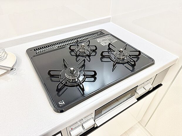 【3口ガスコンロ】■３口コンロのシステムキッチンで料理の手順もスムーズに