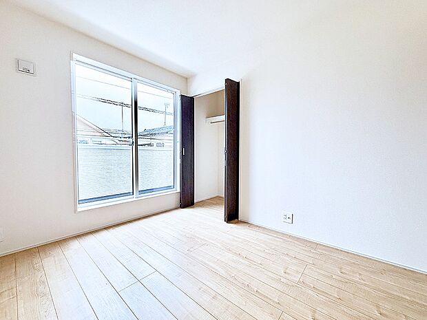 【リビング以外の居室】9号棟  ■落ち着いた色合いのお部屋で穏やかな時間を楽しめます