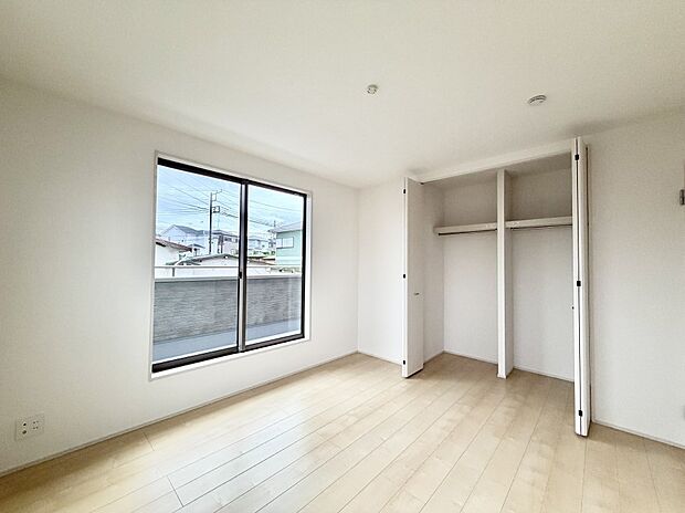 【リビング以外の居室】3号棟 ■落ち着いた色合いのお部屋で穏やかな時間を楽しめます