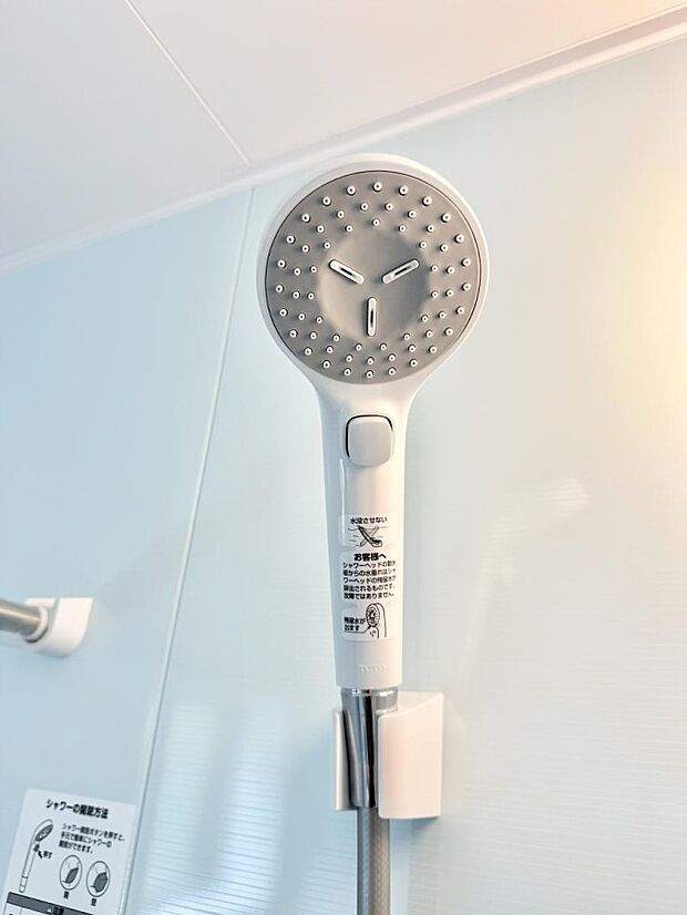 【止水シャワーヘッド】■手元で簡単に止水できるため、水の無駄遣いを減らすことができます。