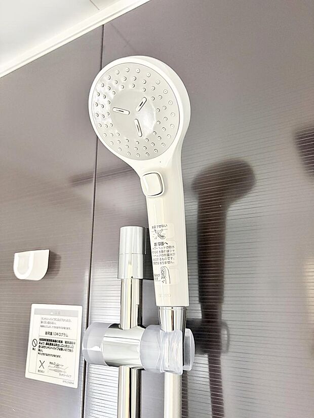 【止水シャワーヘッド】■手元で簡単に止水できるため、水の無駄遣いを減らすことができます。