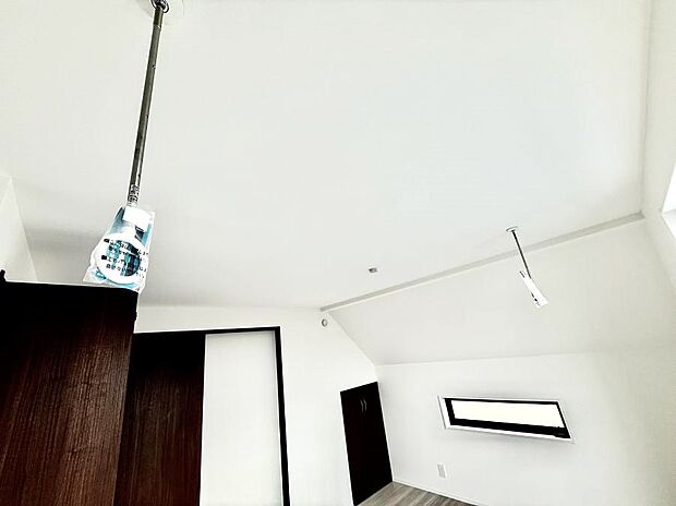 【室内物干し】■天候や時間を気にせず洗濯物を干せ、紫外線から衣類を守れます。