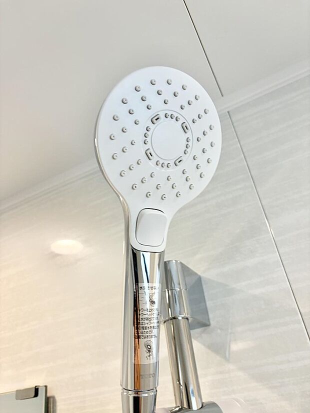 【止水シャワーヘッド】■手元で簡単に止水できるため、水の無駄遣いを減らすことができます。