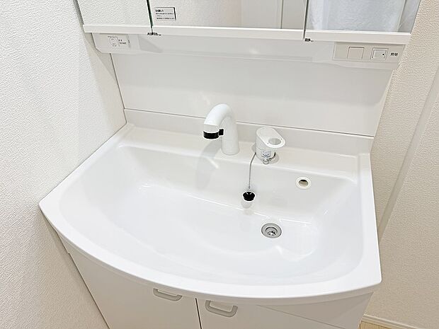 【ハンドシャワー付洗面台】■手洗いや顔を洗う時も快適に使える便利なシャワー